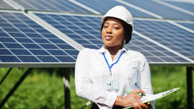 Frau Solarpanele Erneuerbare Energie Südafrika