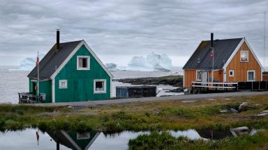 Idyllisch wirken die bunt gestrichenen Fischerhäuser in dem grönländischen Dorf Qeqertasuaq. Doch verschiedene Interessengruppen tragen Konflikte um die Fischerei in der Arktis aus. Wie lassen sich diese einhegen? Das ist Thema des ArcticABC-Projektes.