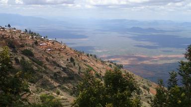 Nachhaltiges Landmanagement in der Forschungsregion Lushoto in Tansania: Der Terrassenanbau verhindert eine starke Bodenerosion an den steilen Hängen.